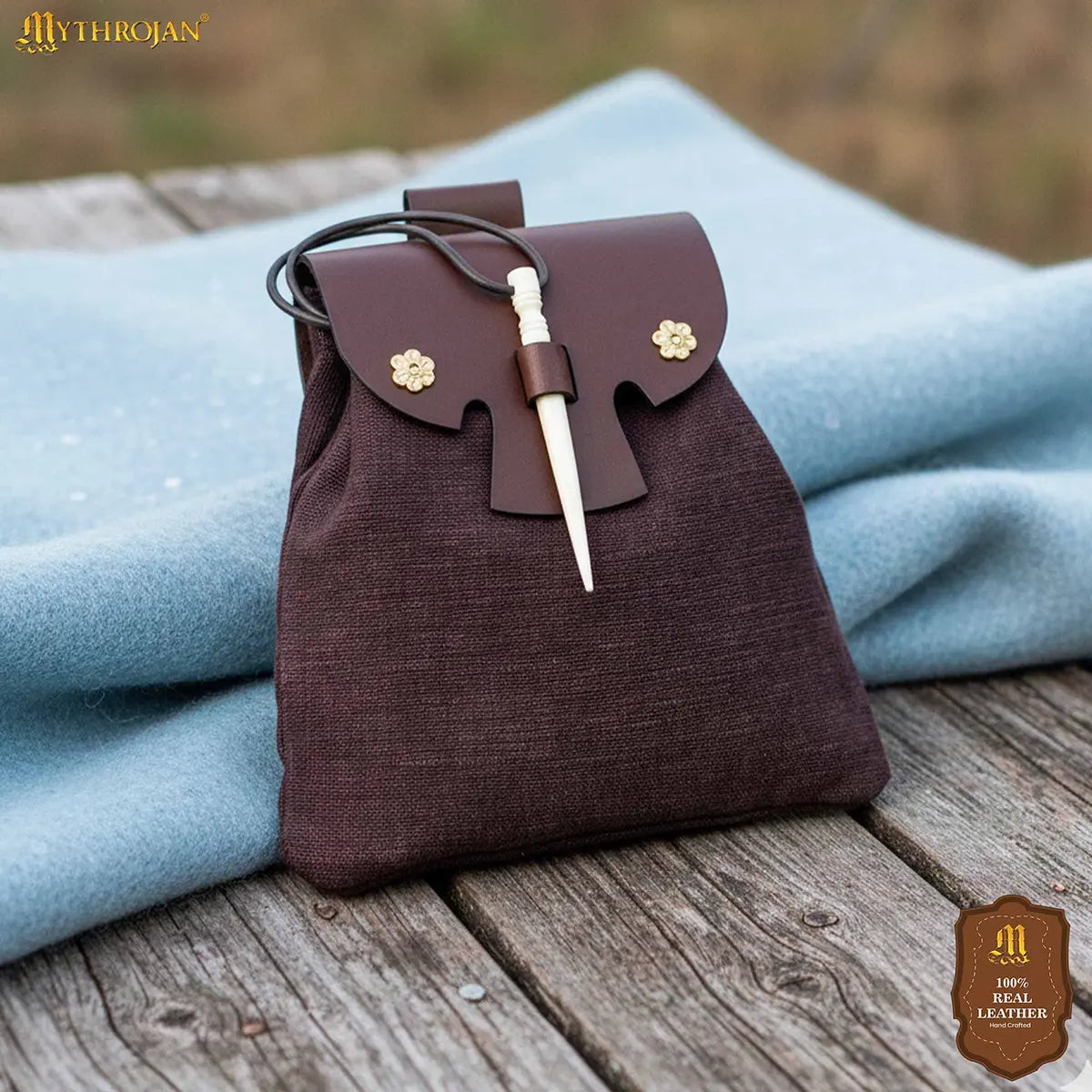 Pochette marron du XVe siècle avec montures Fleur de Lys en laiton antique