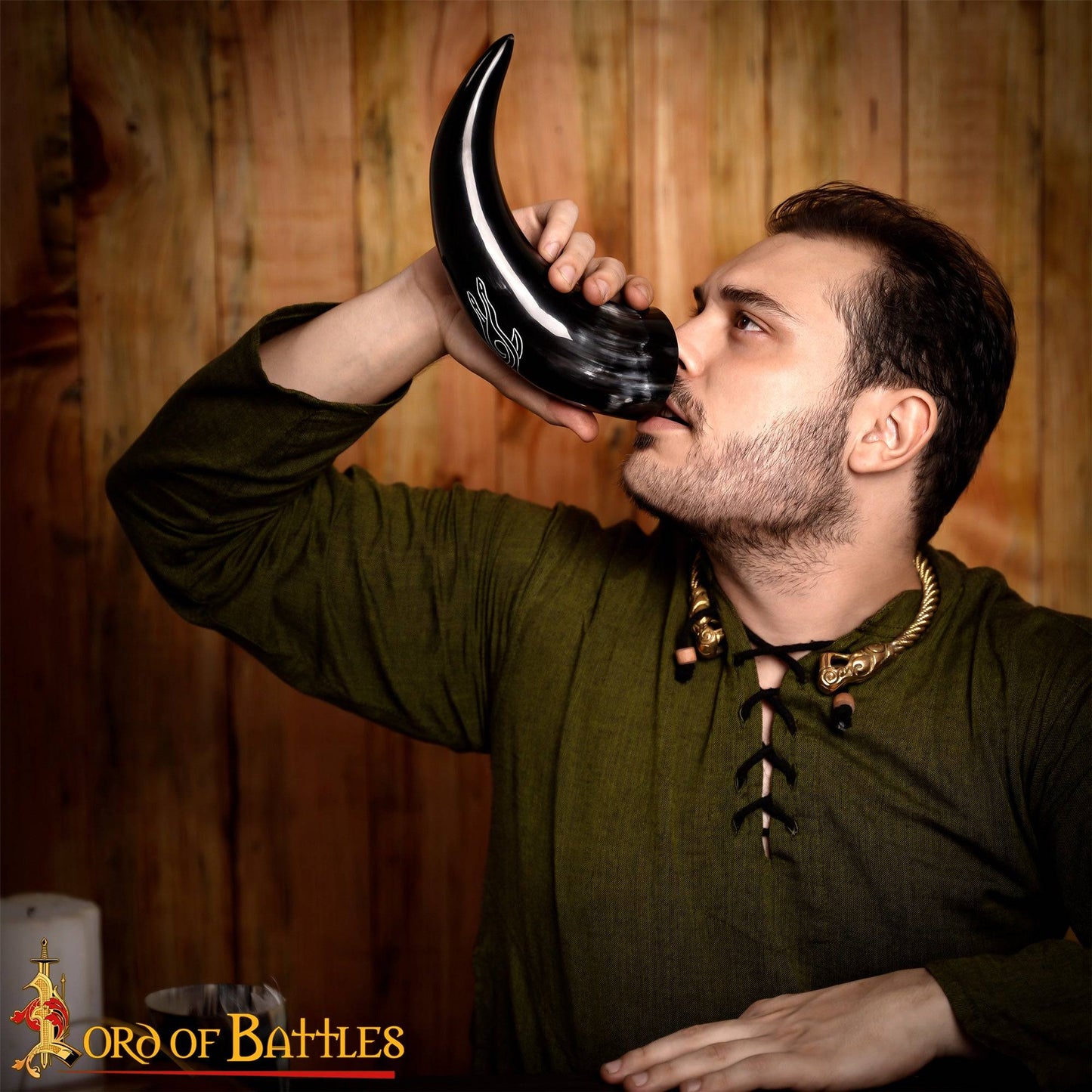 Corne à boire viking avec cerf gravé