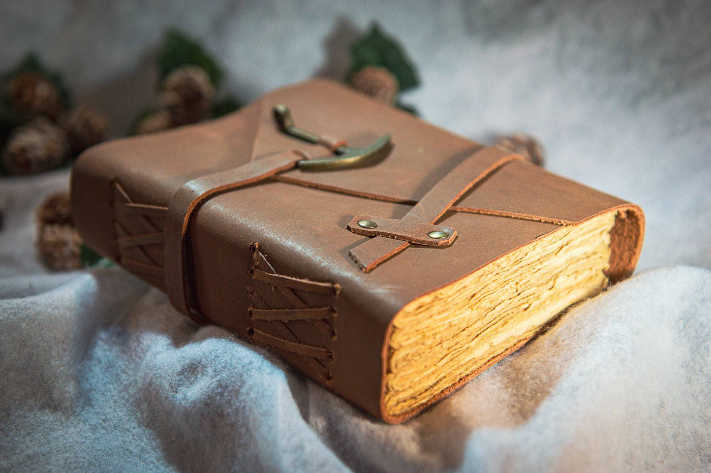 Carnet de journal du capitaine en cuir marron foncé avec ancre sur la couverture