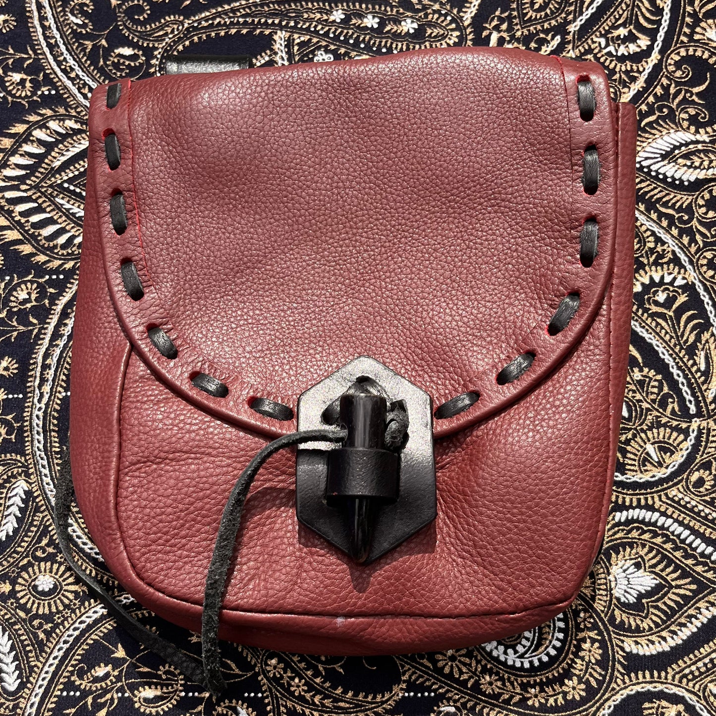 Pochette de ceinture en cuir avec bascule en corne - Authentique Médiéval