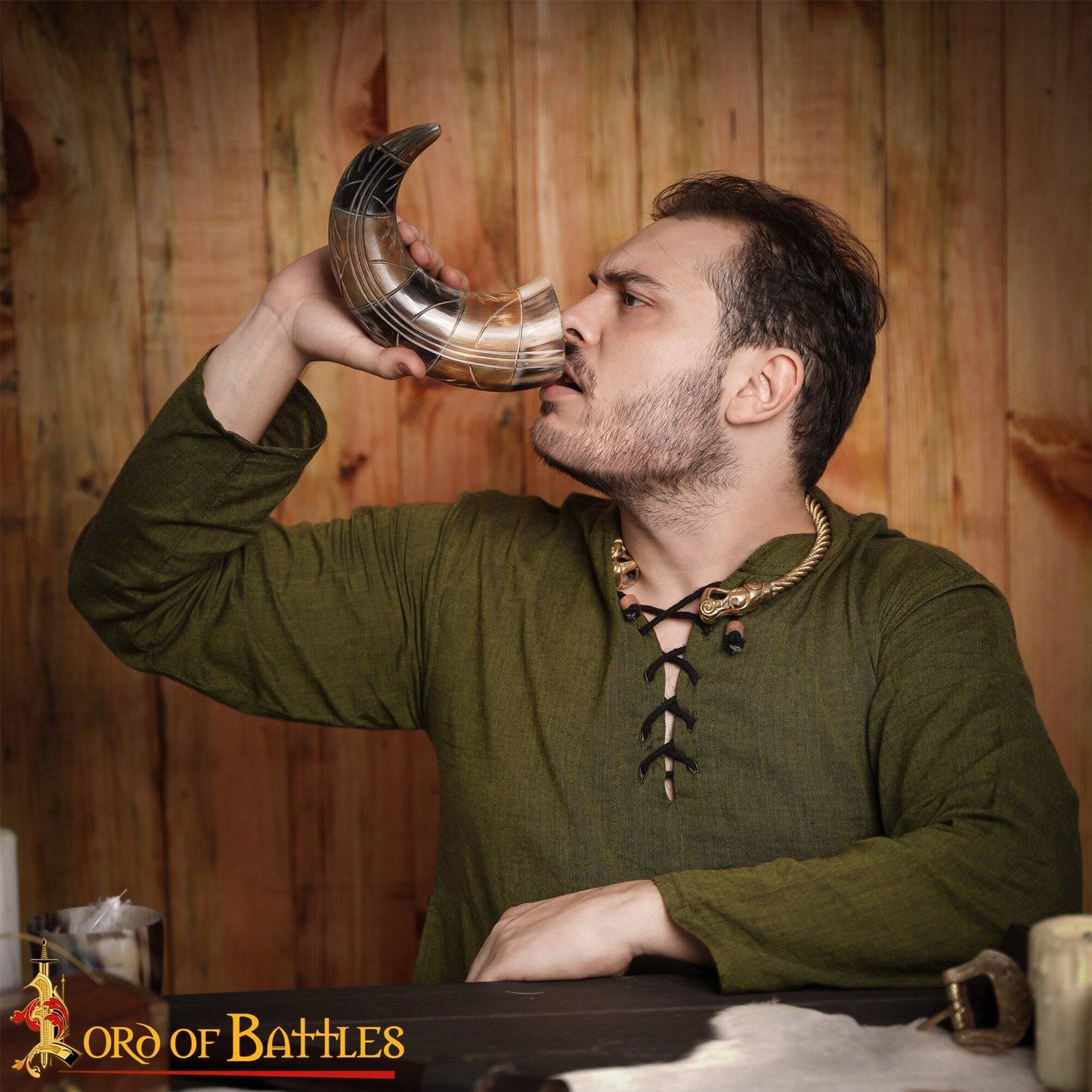 Corne à boire viking sculptée