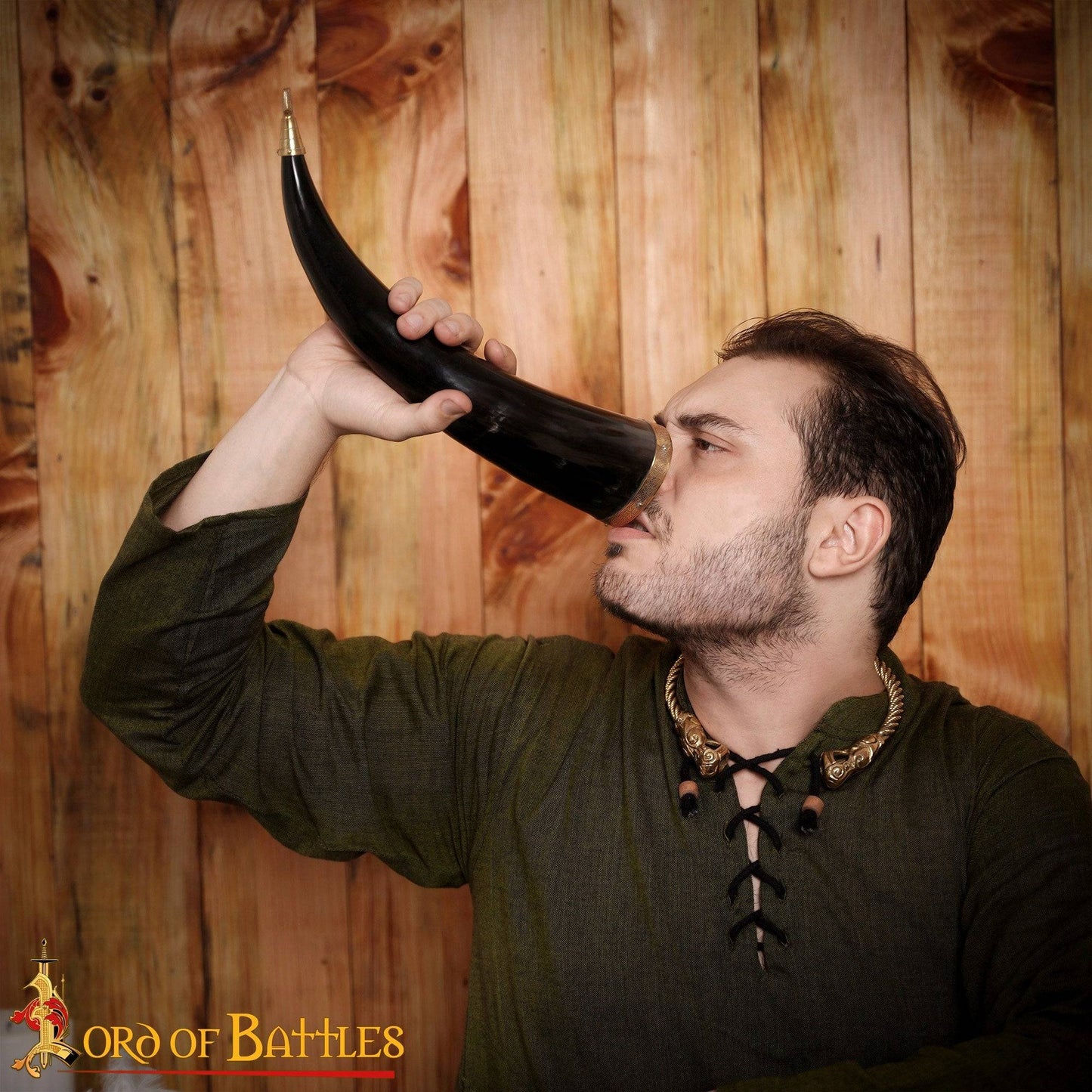 Corne à boire du roi avec décorations en laiton