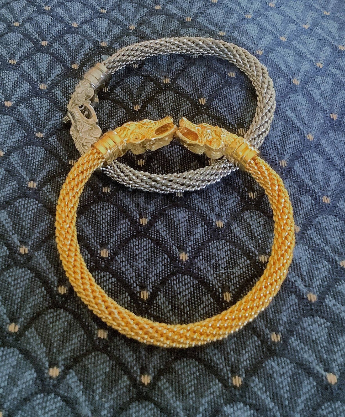 Bracelet enveloppé de fil d’or Viking