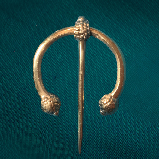 Broche penannulaire avec bornes chardon