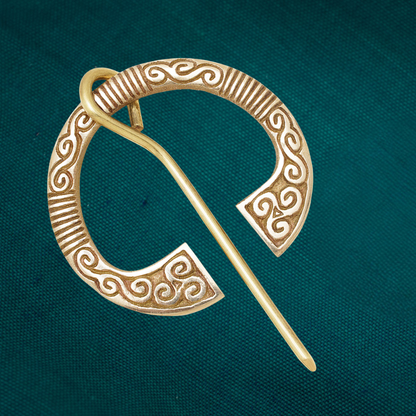 Broche penannulaire irlandaise en laiton massif