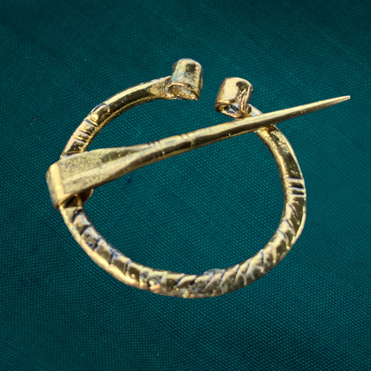 Petite broche médiévale penannulaire en laiton et cuivre