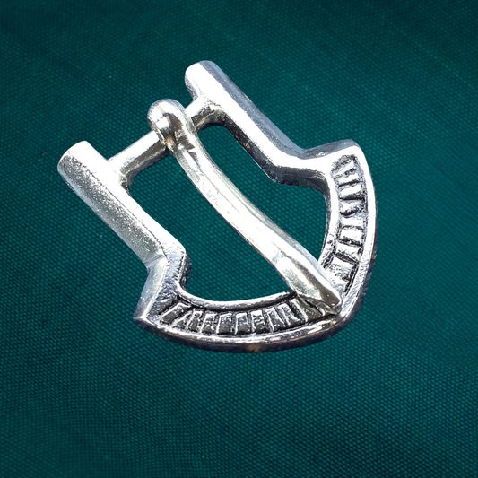 Boucle de ceinture médiévale en forme de pique argentée