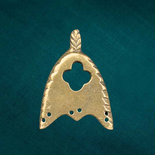 Large extrémité de ceinture médiévale avec quadrilobe