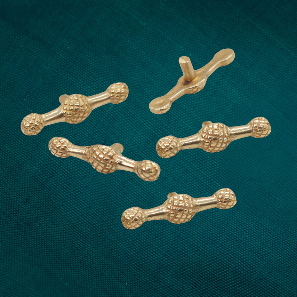 Supports médiévaux en cuir pour barre et chardon