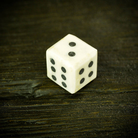 Dés en os médiévaux avec pépins solides (lot de 6)