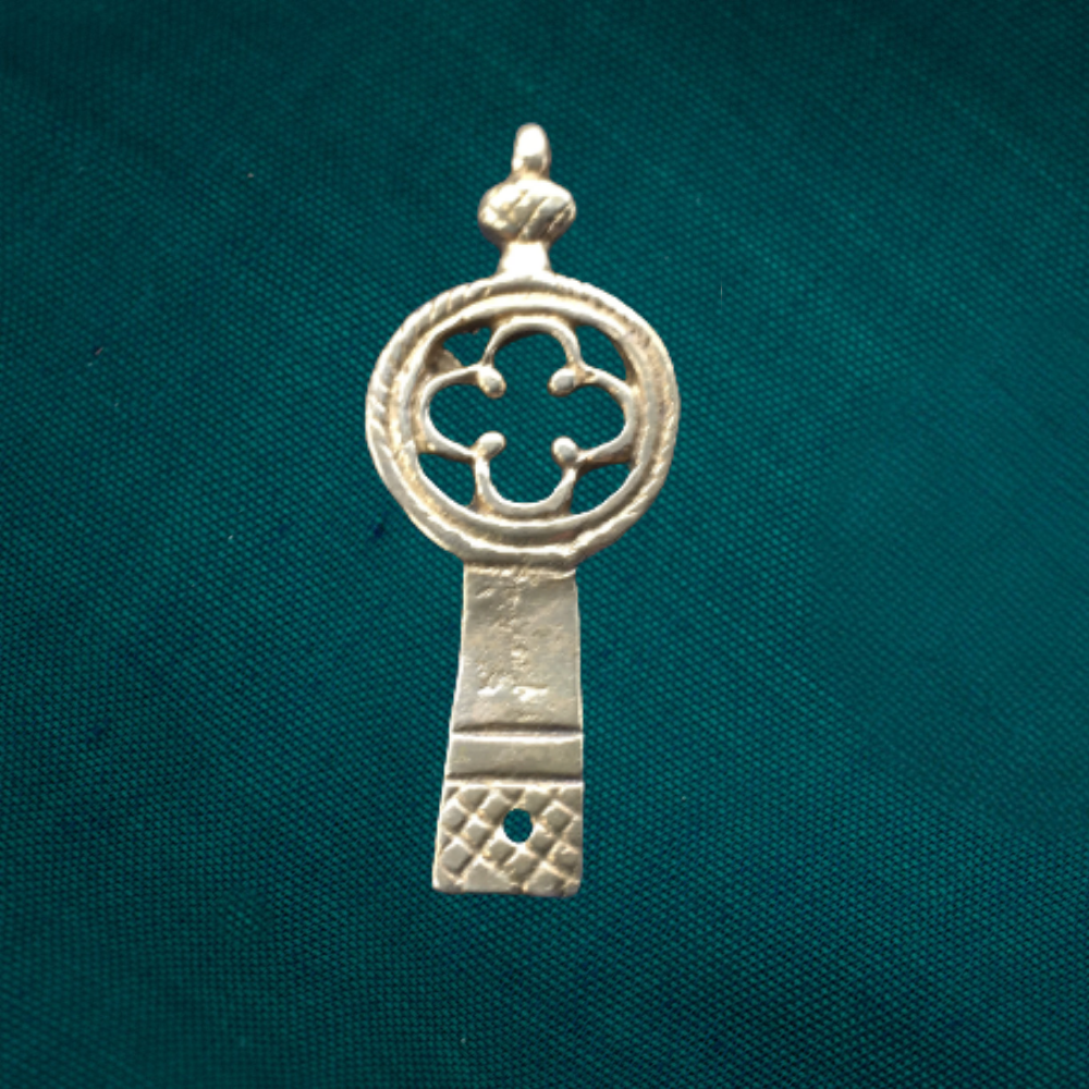 Extrémités de sangle médiévales - avec glands et quadrilobe