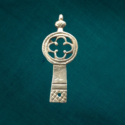 Extrémités de sangle médiévales - avec glands et quadrilobe