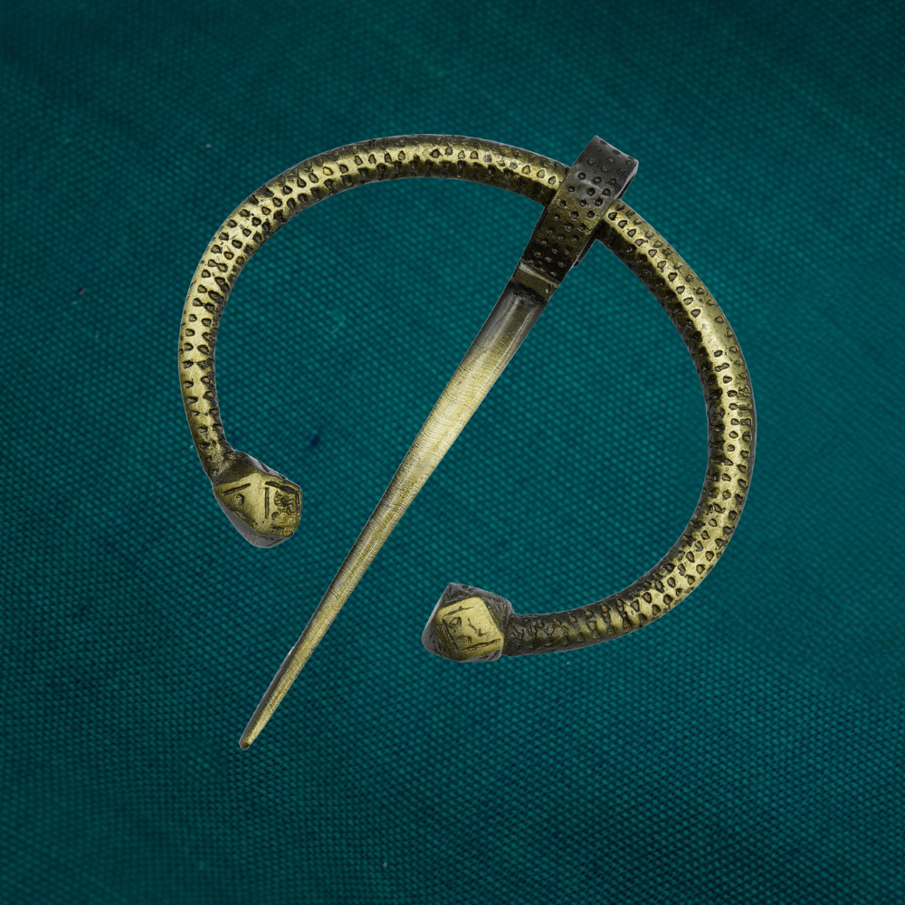 Fibule penannulaire décorée avec bornes géométriques