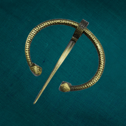 Fibule penannulaire décorée avec bornes géométriques