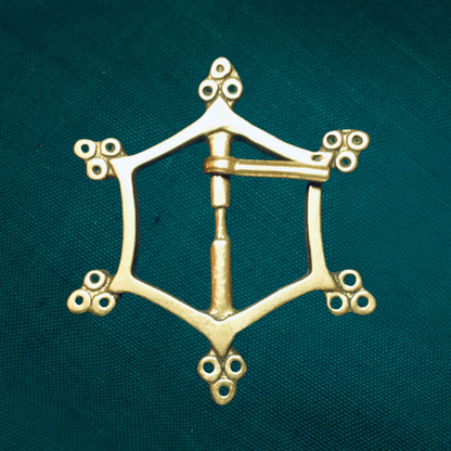 Large brass medieval buckle - Sexfoil