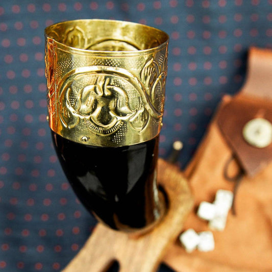 Corne à boire viking avec décorations en laiton