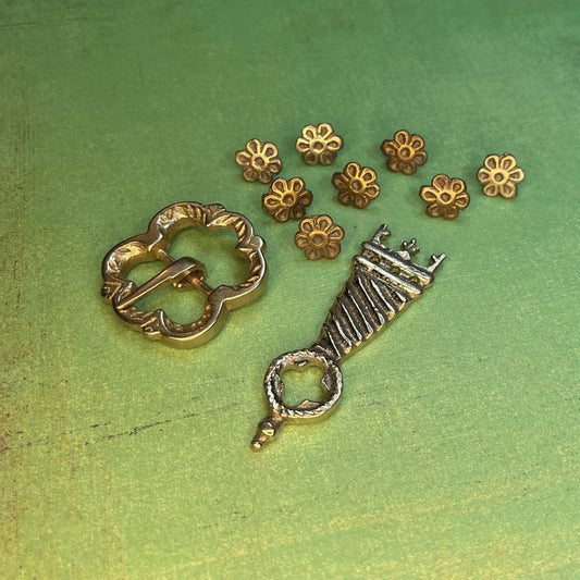 Ensemble de raccords de ceinture médiévale - Marguerites et extrémité de sangle quadrilobe - Ensemble de ceinture de vacances