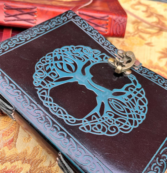 World Tree Journal en cuir vert avec loquet en bronze