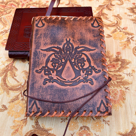 Carnet de croquis en cuir avec motif Assassin's Creed en relief