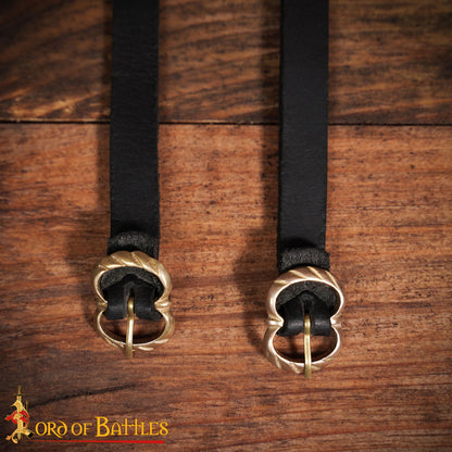 Jarretières en cuir vert pour bas médiévaux