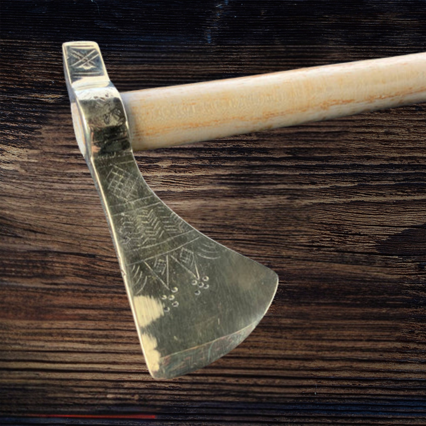 Hache mérovingienne en bronze décoré avec manche