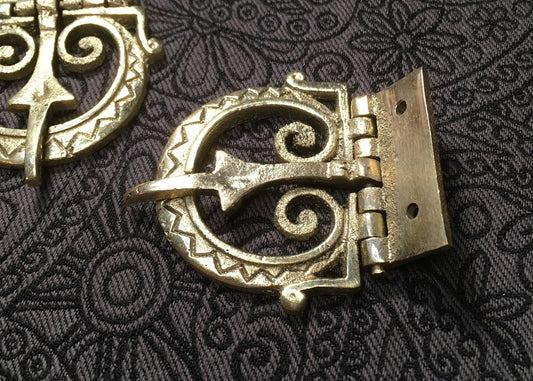 Boucle romaine avec design triangulaire