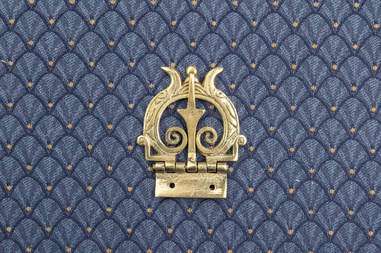 Boucle romaine avec décorations stylisées de poissons ou de dauphins