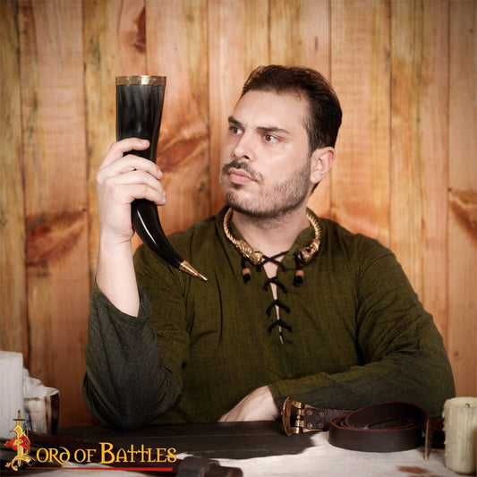 Corne à boire du roi avec décorations en laiton