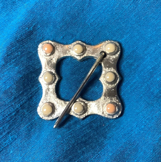 Broche médiévale carrée argentée