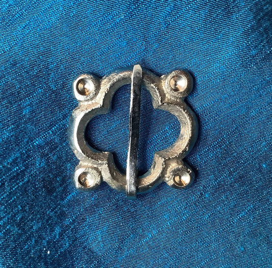 Broche médiévale à quatre feuilles argentée